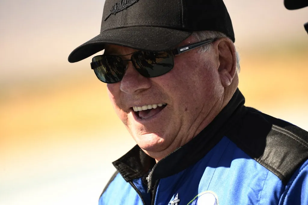 William Shatner, que deu vida ao capitão Kirk de "Star Trek", não conseguiu conter as lágrimas após passar 11 minutos no espaço | Foto: Patrick T. Fallon | AFP