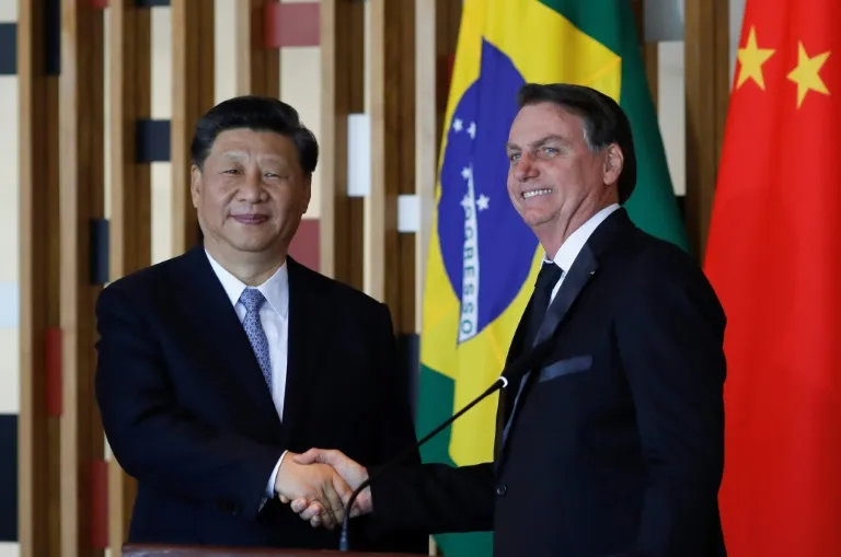 Auxiliares defendem inclusive a solicitação de uma chamada telefônica com o presidente Xi Jinping | Foto: AFP