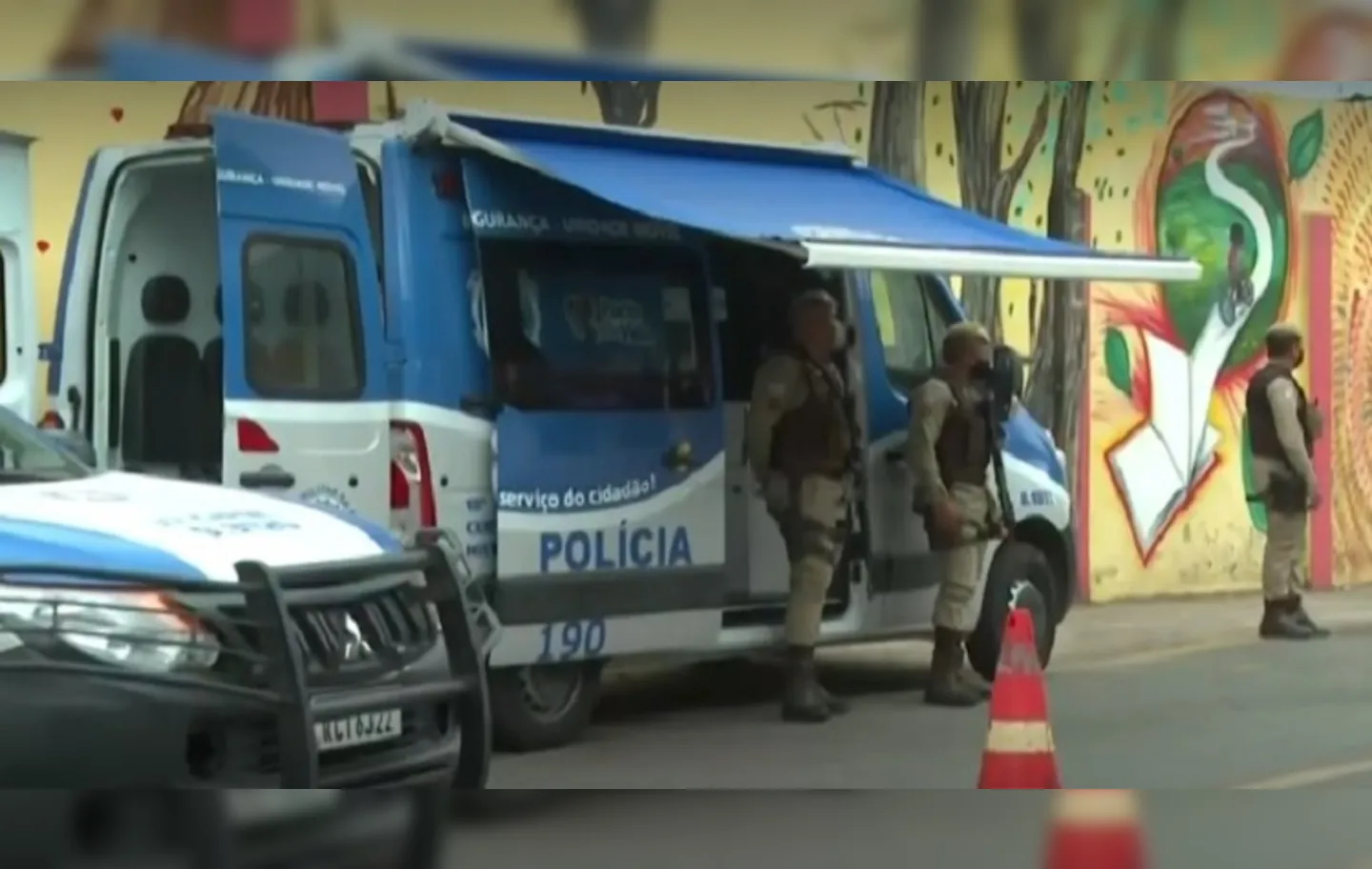 PM montou uma base no acesso a rua em que aconteceu o crime | Foto: Reprodução | TV Bahia