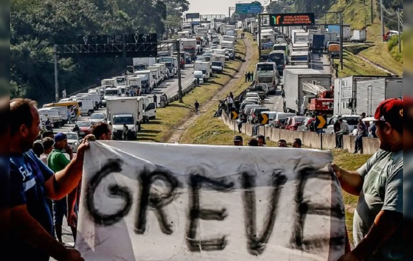A decisão ocorreu após uma assembleia de motoristas organizada por três entidades representativas no Rio de Janeiro, incluindo participantes que lideraram a greve de 2018 | Foto: Miguel Schincariol | AFP