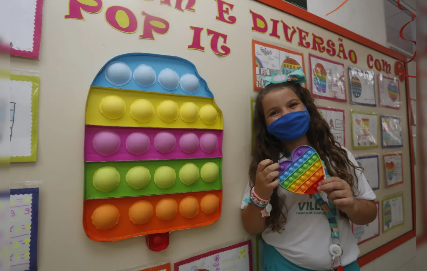 Geovana Martins usa o famoso Pop It nas aulas de matemática e português | Foto: Olga Leiria / Ag. A Tarde