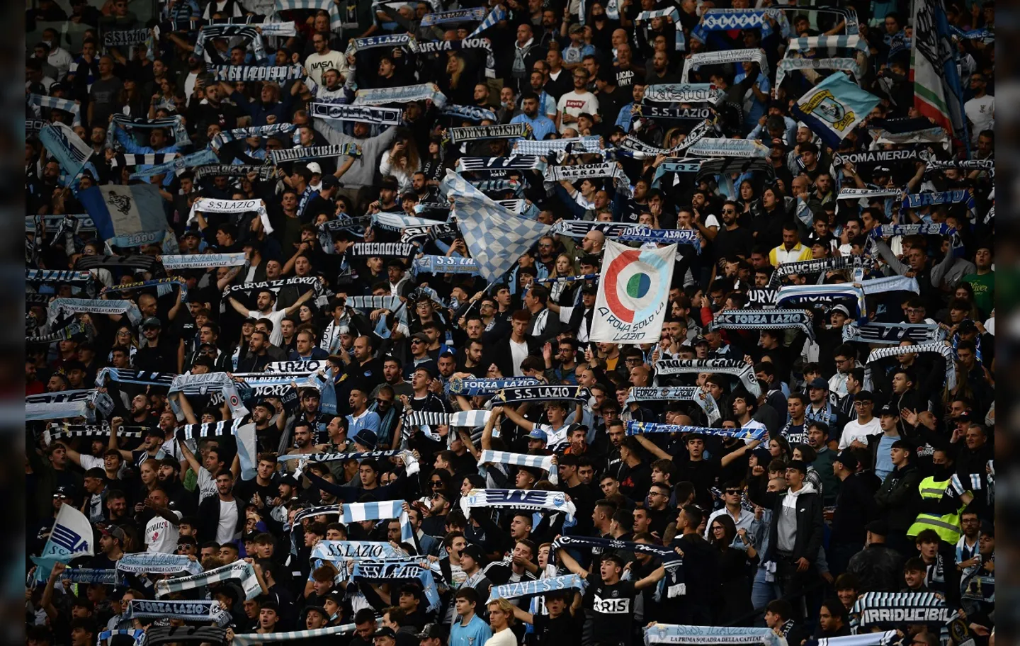 A Lazio é conhecida por ter uma base de torcedores fascistas e foi punida no passado pela Uefa pelo comportamento de seus torcedores radicais, chamados de "ultras" | Foto: AFP