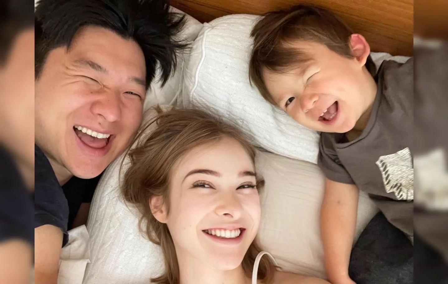 Eles publicaram uma foto do casal ao lado do filho, Jake Lee. | Foto: Reprodução/ Instagram