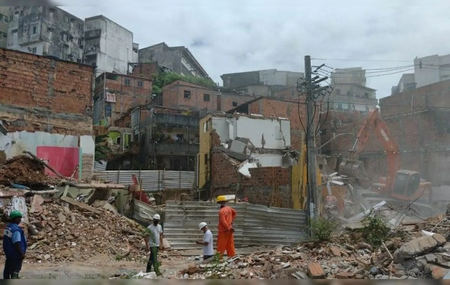 Imóveis no Tororó começaram a ser demolidos na manhã de terça-feira | Foto: Reprodução | Instagram | @torororesiste