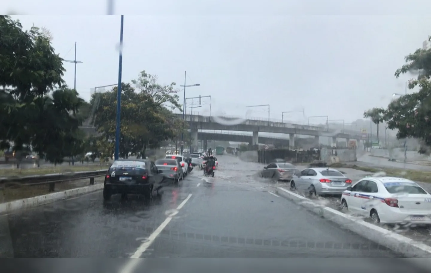 Chuva forte já causa alagamentos em pontos da cidade | Foto: Xando Pereira | Ag. A TARDE