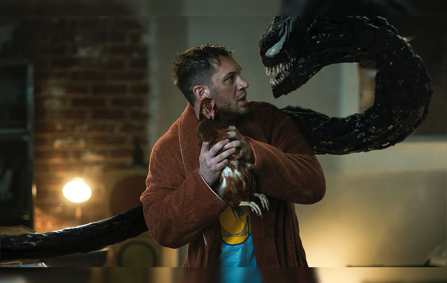 Eddie Brock (Tom Hardy) e sua cara metade: Venom, o monstro camarada | Foto: Sony Pictures | Divulgação