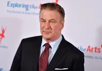 Ator Alec Baldwin dispara arma cenográfica e mata diretora em set de gravação