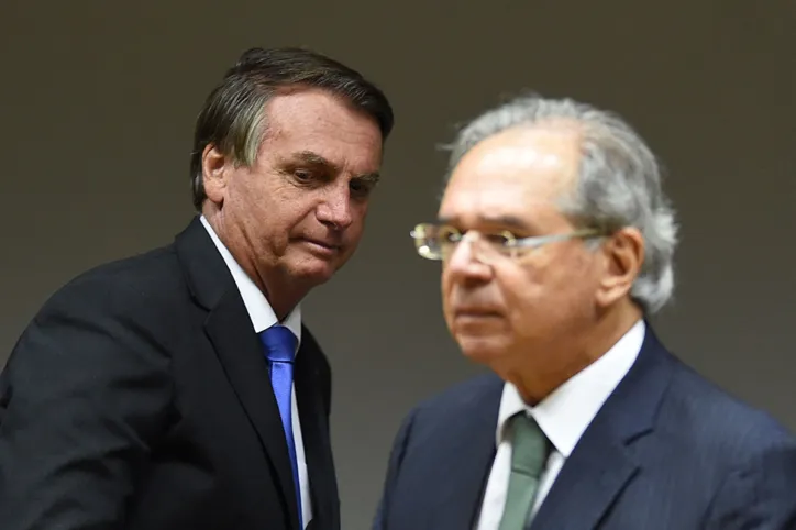 E quando a gasolina, o diesel e o gás disparam, vêm Bolsonaro e Paulo Guedes dizendo que o melhor é vender a Petrobras | Foto: Evaristo Sa | AFP