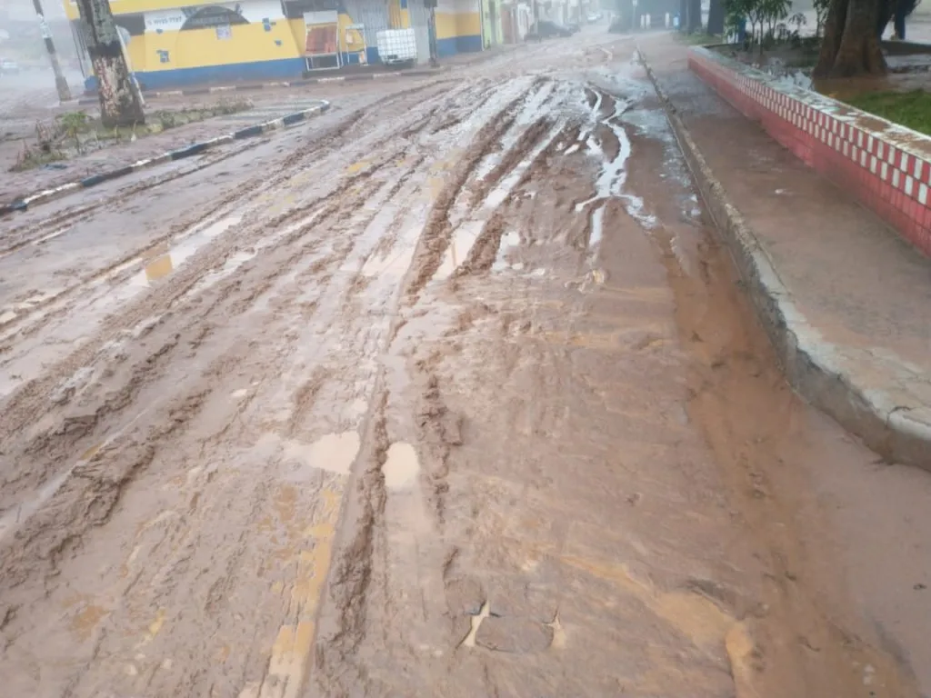 As chuvas em Mundo Novo deixaram muitas ruas alagadas e com lama.