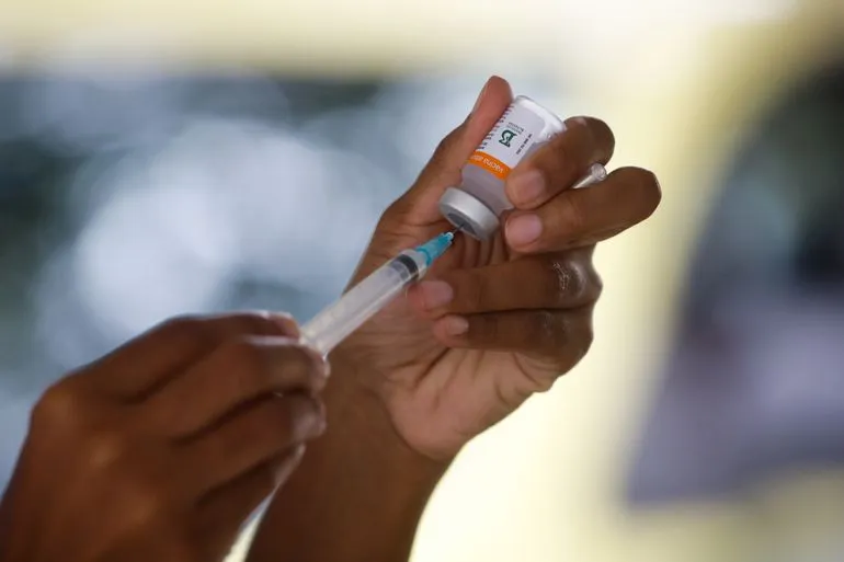 Segundo pesquisa, a vacina tem efetividade direta de 80,5% contra casos sintomáticos | Foto: Tânia Rêgo | Agência Brasil