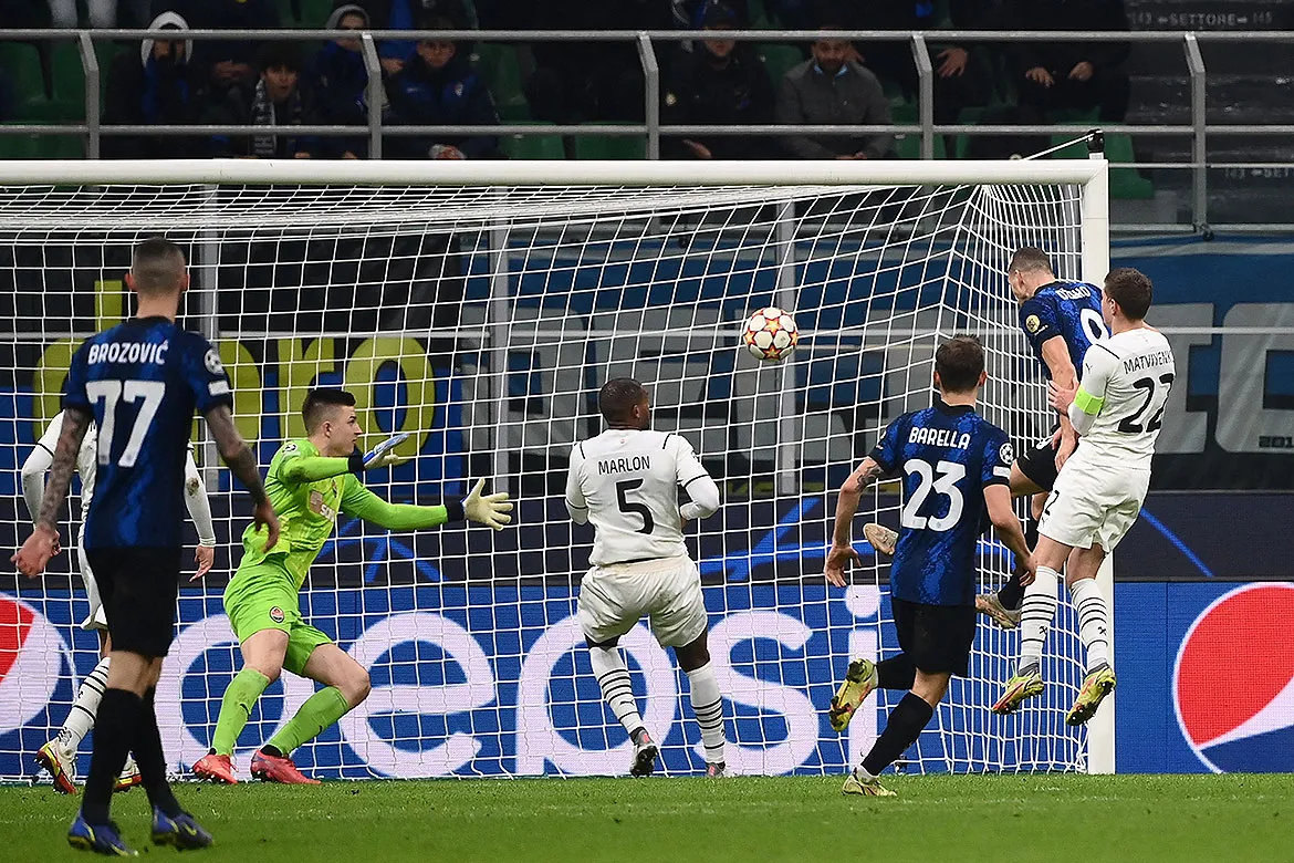 O bósnio Dzeko marcou duas vezes e deu a vitória para o time italiano | Foto: Marco Bertorello | AFP