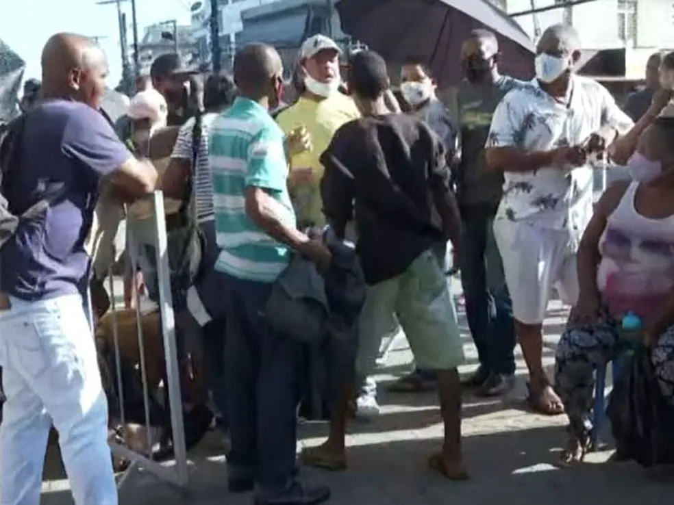 Polícia Militar foi chamada ao local e apartou a briga, que teria começado após um dos homens acusar o outro de ter furado a fila. | Foto: Reprodução/TV Bahia