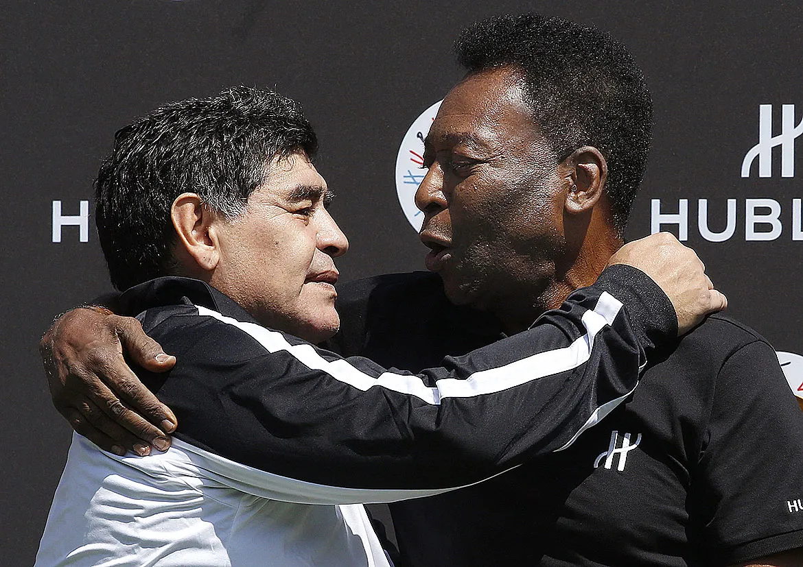 Pelé e Maradona tinham uma relação tensa em meio a disputas sobre quem foi o melhor jogador de futebol da história | Foto: Patrick Kovarik | AFP