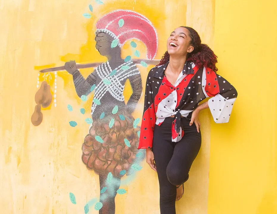 Beatriz Souza mora no Nordeste de Amaralina e atua no Odara Instituto da Mulher Negra | Foto: Gabrielle Guido | Agência Mural