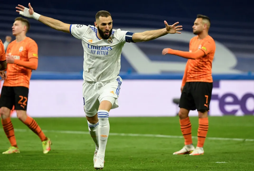 Benzema passa agora a integrar uma longa lista de ídolos do time merengue na principal competição europeia de clubes | Foto: AFP