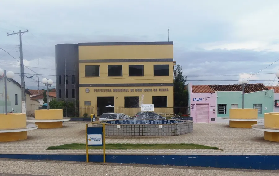 A prefeitura deverá substituir todos os funcionários contratados e terceirizados que estejam em desacordo com a Constituição Federal e demais normas.