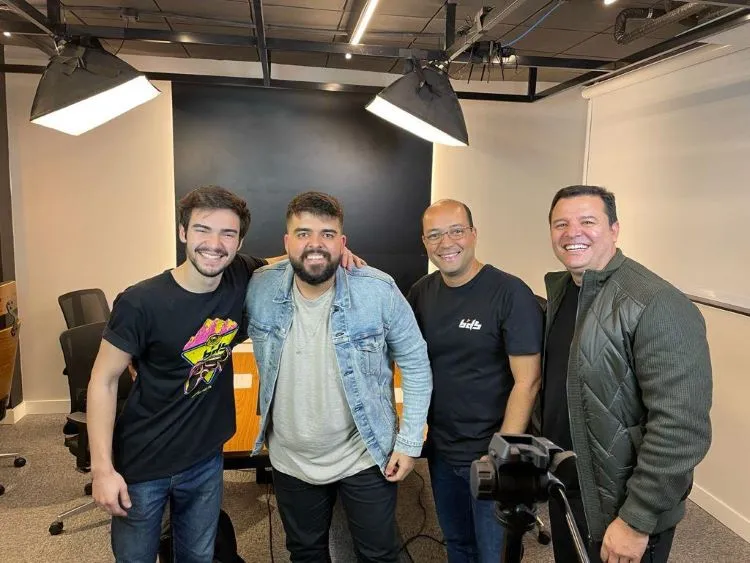 Breno Perrucho (esquerda), ao lado de Lukas LKZ Walter, Fábio Moraes e Waldo DRK Souza, da equipe BDS