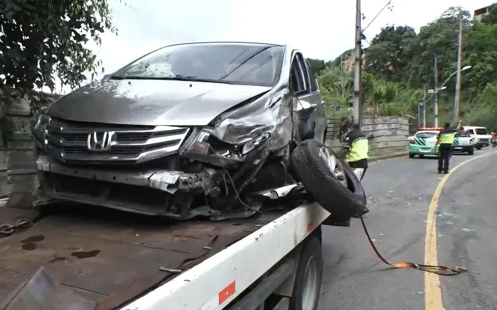 Destroços do veículo ficaram espalhados na via | Foto: Reprodução / Tv Bahia