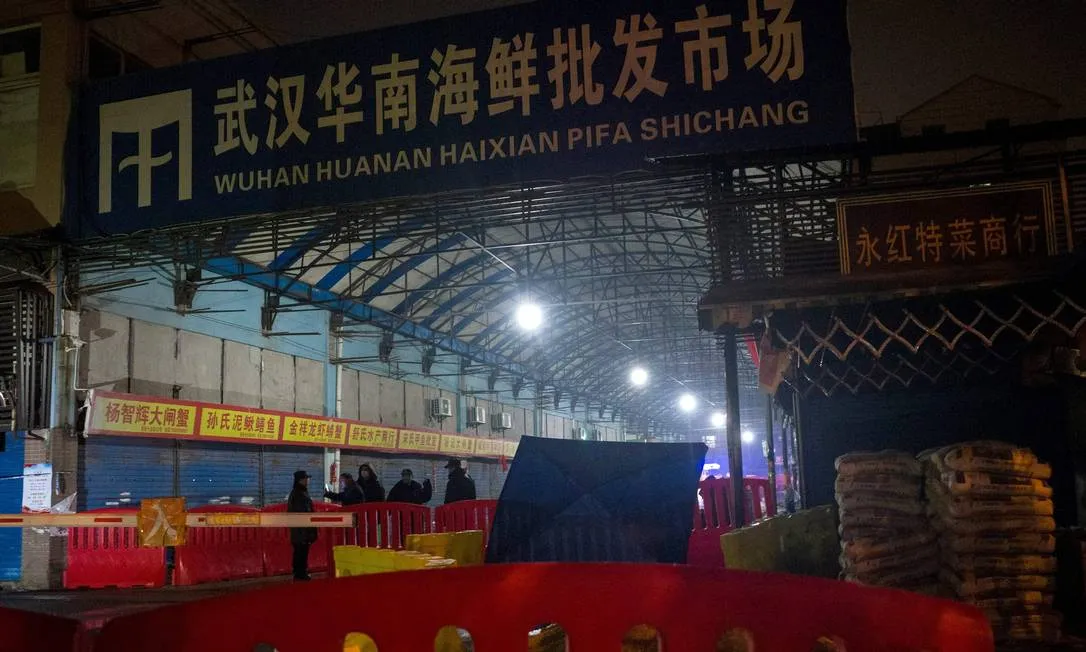 Estudo aponta que primeiro paciente com Covid-19 era vendedora de mercado em Wuhan | Foto: NOEL CELIS | AFP