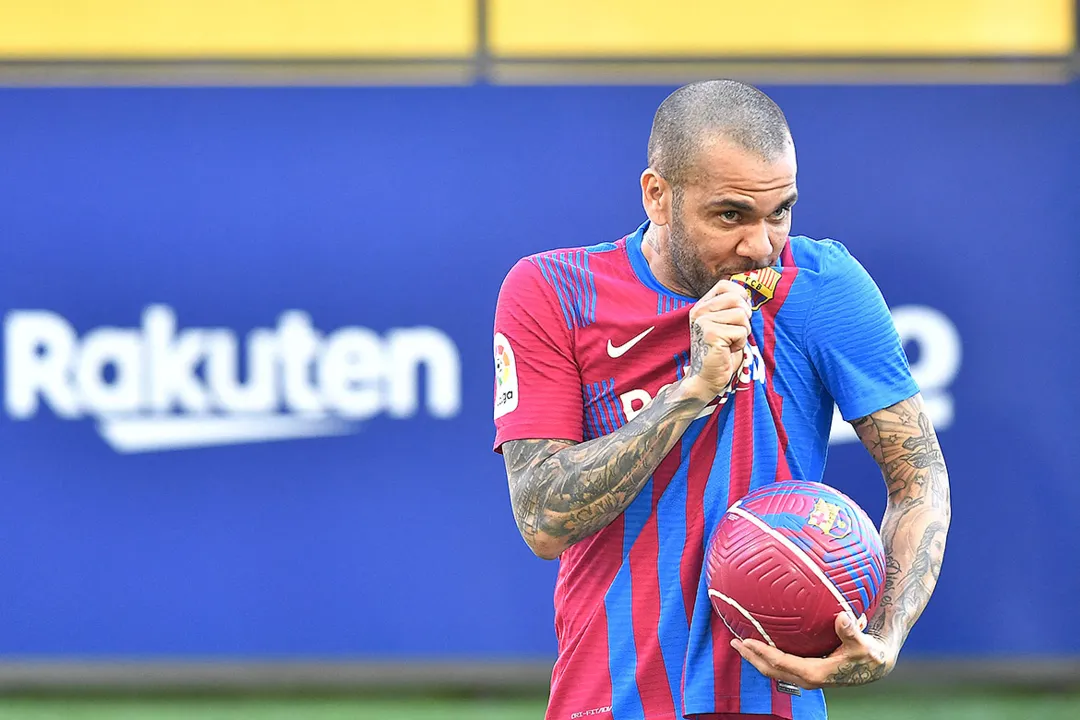 O lateral foi apresentado oficialmente no estádio Camp Nou | Foto: AFP
