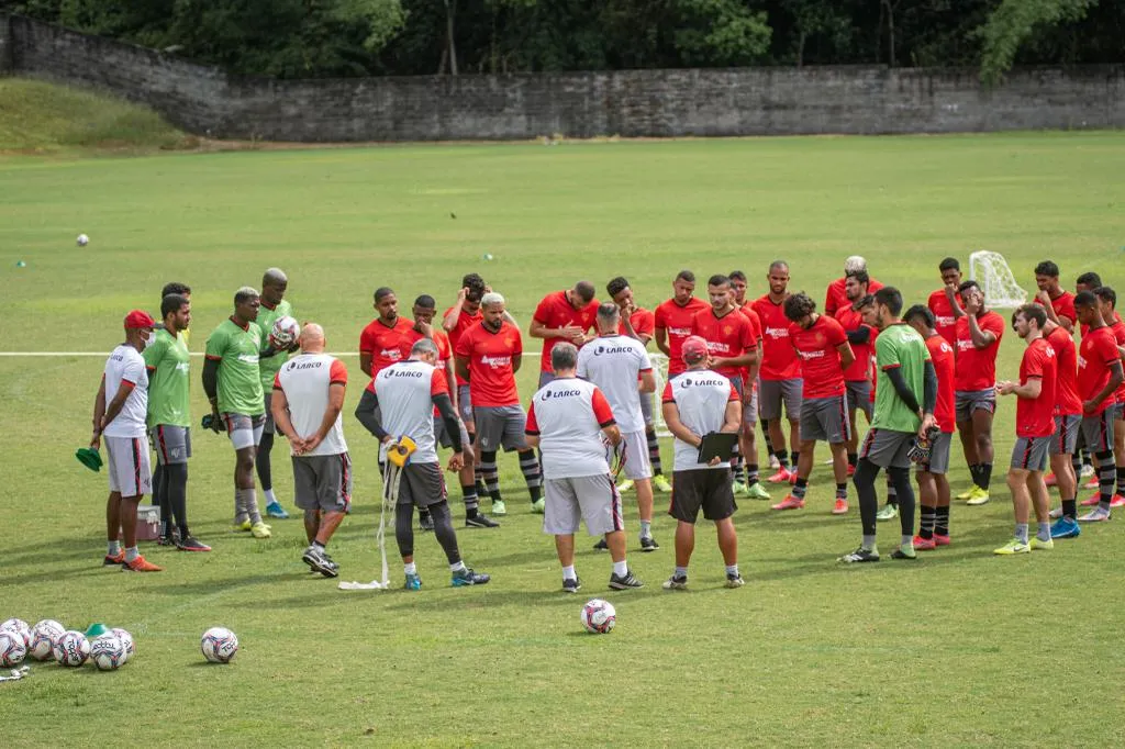 Antes das atividades, o treinador Wagner Lopes reuniu o grupo rubro-negro para uma conversa | Foto: Pietro Carpi | EC Vitória