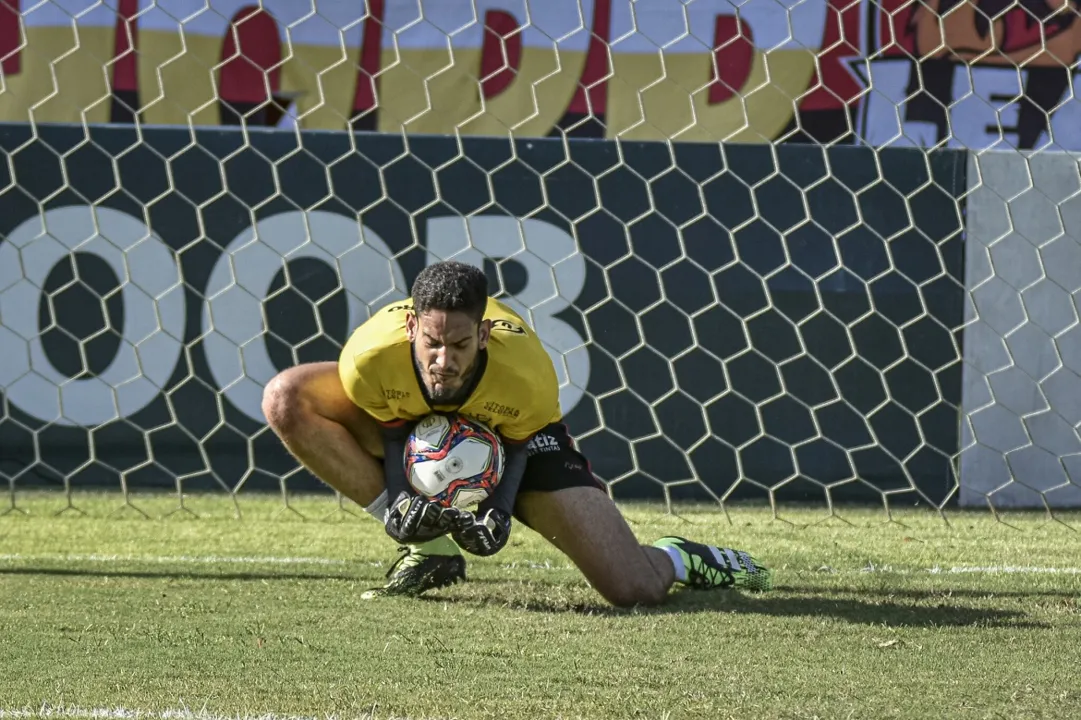 O goleiro de 25 anos estaria acertado com o Fortaleza para 2022 | Foto: Pietro Carpi | EC Vitória