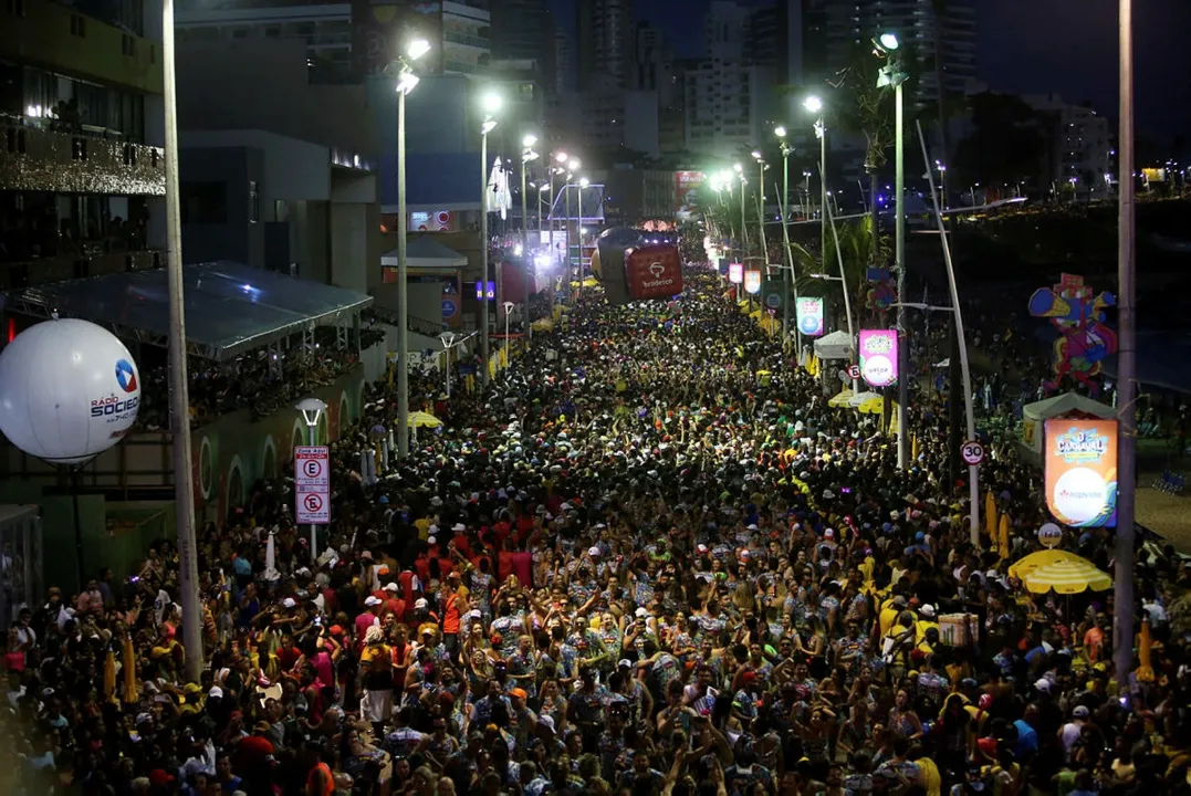 Profissionais temem uma nova onda da pandemia com a ocorrência de aglomerações da folia | Foto: Raphael Muller/AG. A TARDE