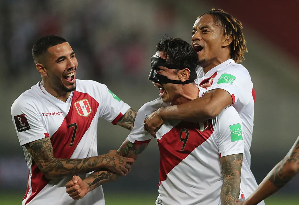 Gianluca Lapadula celebra o gol marcado pela seleção peruana | Foto: AFP