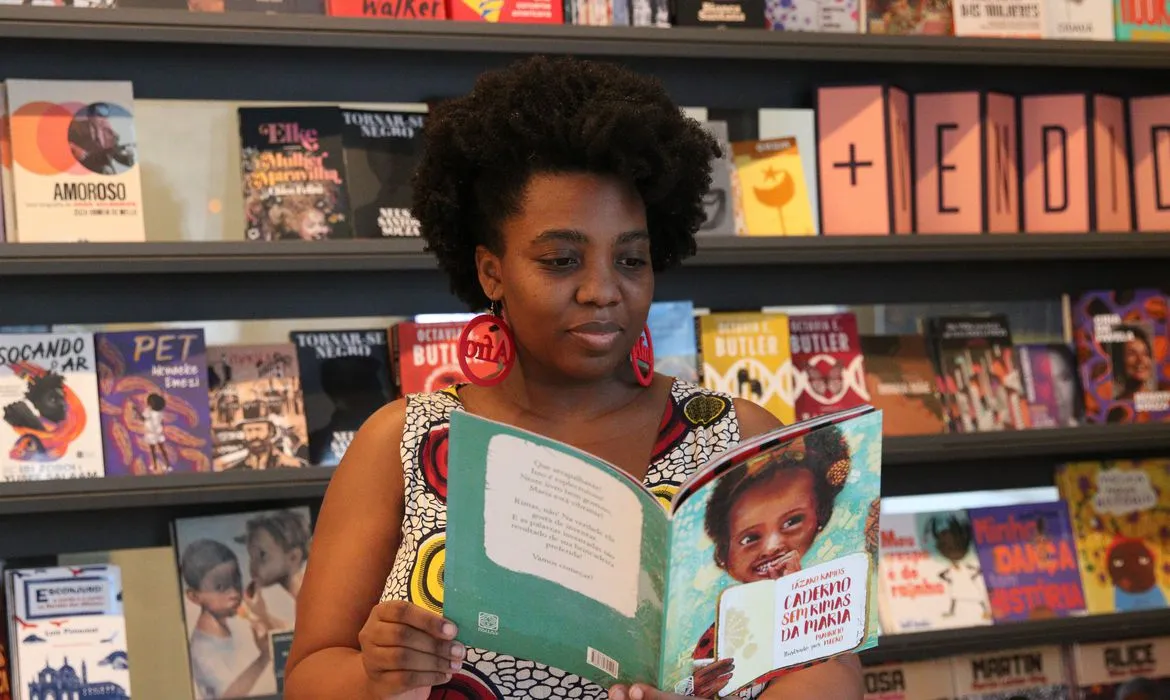 A pesquisadora e blogueira Luciana Bento afirma que pequenas editoras tem muita oferta por livros infantis | Foto: Rovena Rosa | Agência Brasil