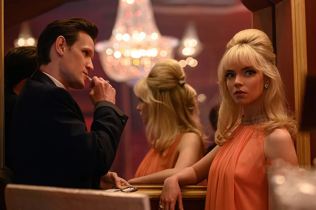 Matt Smith (o 11º Doctor Who) e a irresistível Anya Taylor-Joy | Foto: Universal Pictures | Divulgação