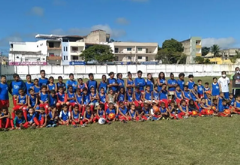 O local serve como escolinha de futebol para crianças e adolescentes carentes, entre outras funções | Foto: Divulgação