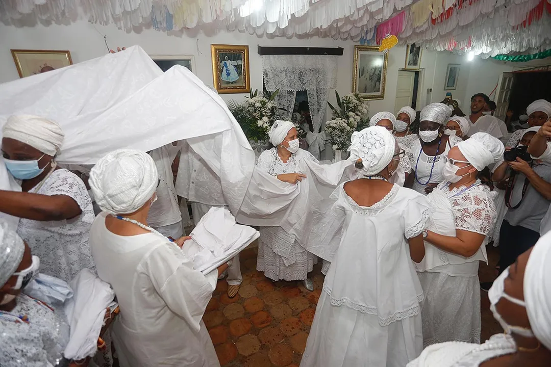 Ojás são tecidos brancos sagrados usados nas cabeças | Foto: Olga Leiria | AG. A TARDE