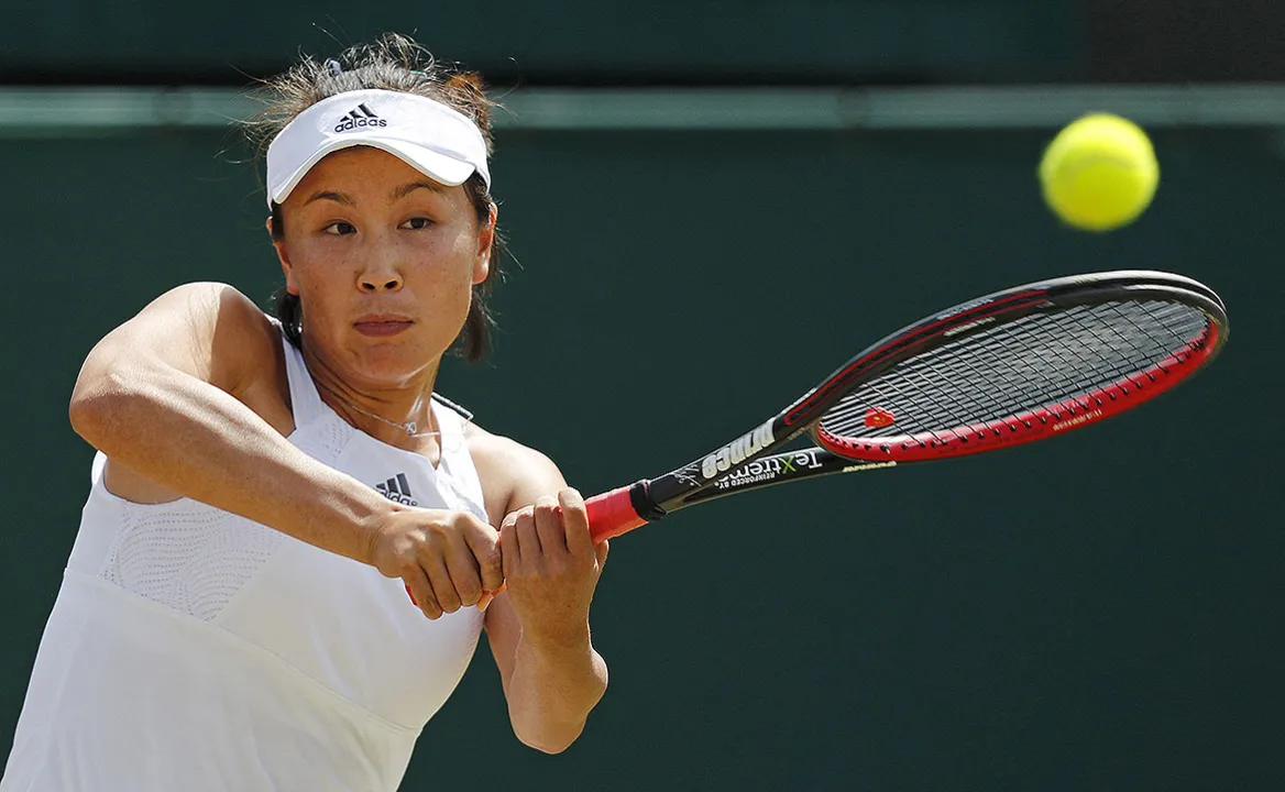 Segundo o COI, Peng Shuai disse estar "a salvo em sua casa em Pequim, mas que gostaria de ter sua privacidade respeitada" | Foto: Adrian Dennis | AFP