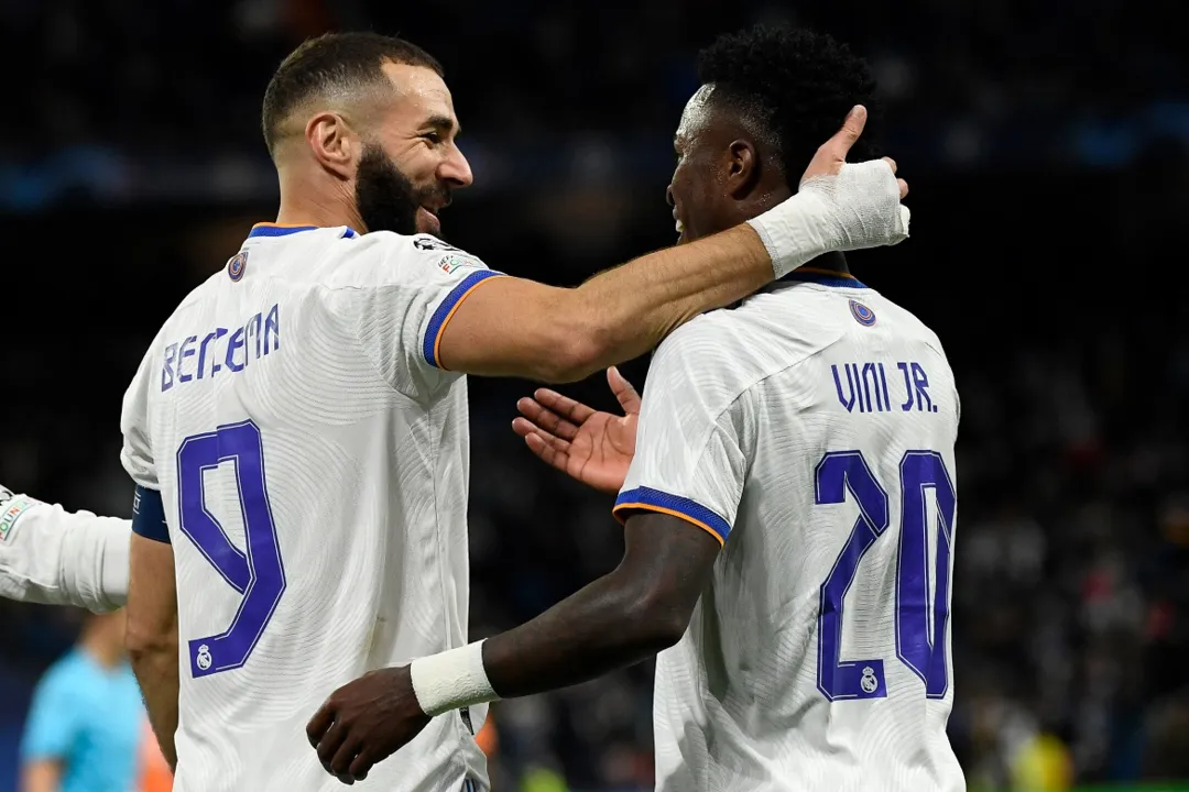 Vinicius Jr. deu assistência para um dos gols de Benzema | Foto: AFP