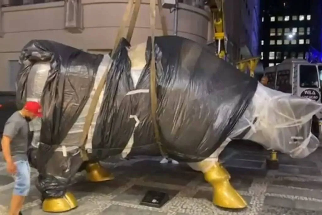 Estátua foi vista de maneira negativa por algumas pessoas por conta da situação econômica que vive o país I Foto: Reprodução/ TV Globo