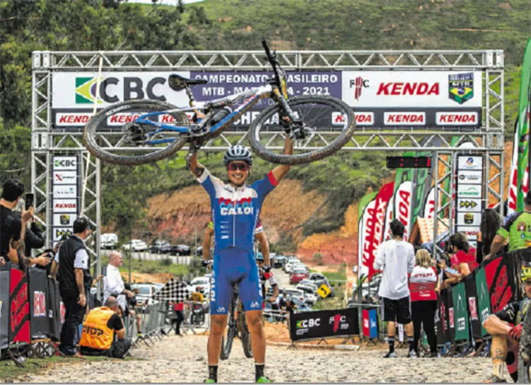 Ulan Galinski exibe bicicleta com a qual foi campeão brasileiro na categoria maratona. O título foi conquistado no último domingo | Foto: Felipe Almeida | Arquivo pessoal