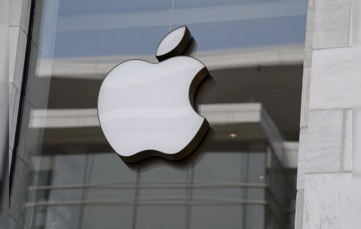 Por muito tempo, a fabricante do iPhone e de computadores Mac limitou os reparos de seus aparelhos aos técnicos | Foto: AFP
