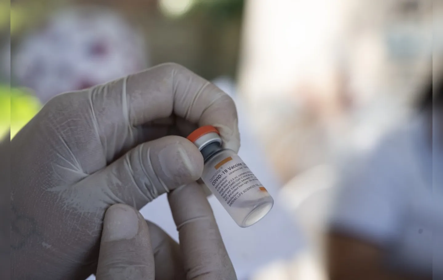 Mais de 90% da população-alvo já está imunizada com o esquema completo | Foto: Yuri Cortez | AFP