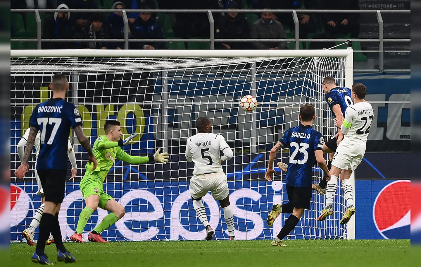 O bósnio Dzeko marcou duas vezes e deu a vitória para o time italiano | Foto: Marco Bertorello | AFP