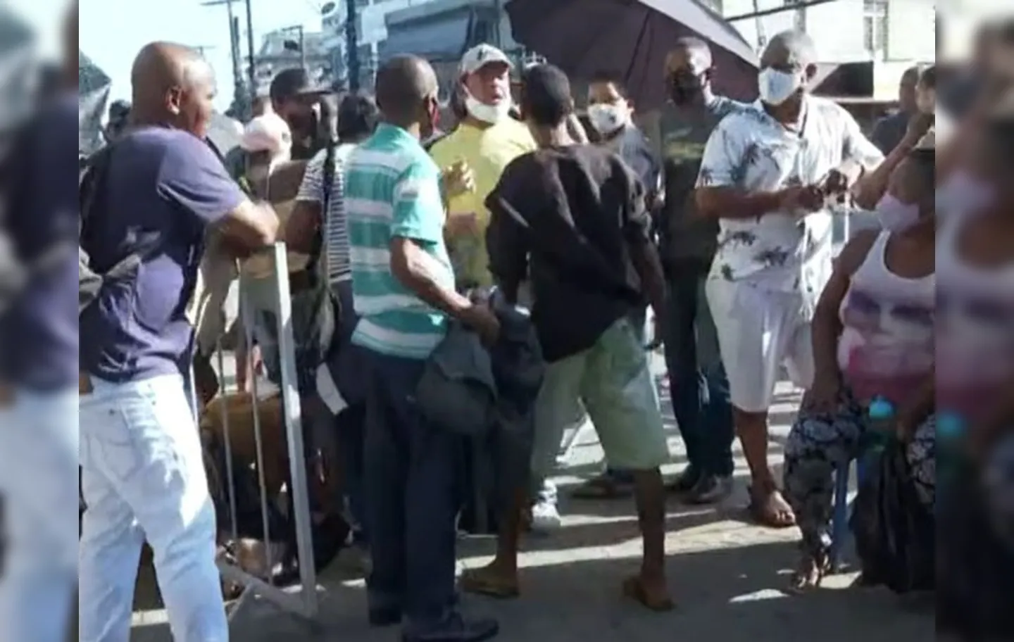 Polícia Militar foi chamada ao local e apartou a briga, que teria começado após um dos homens acusar o outro de ter furado a fila. | Foto: Reprodução/TV Bahia