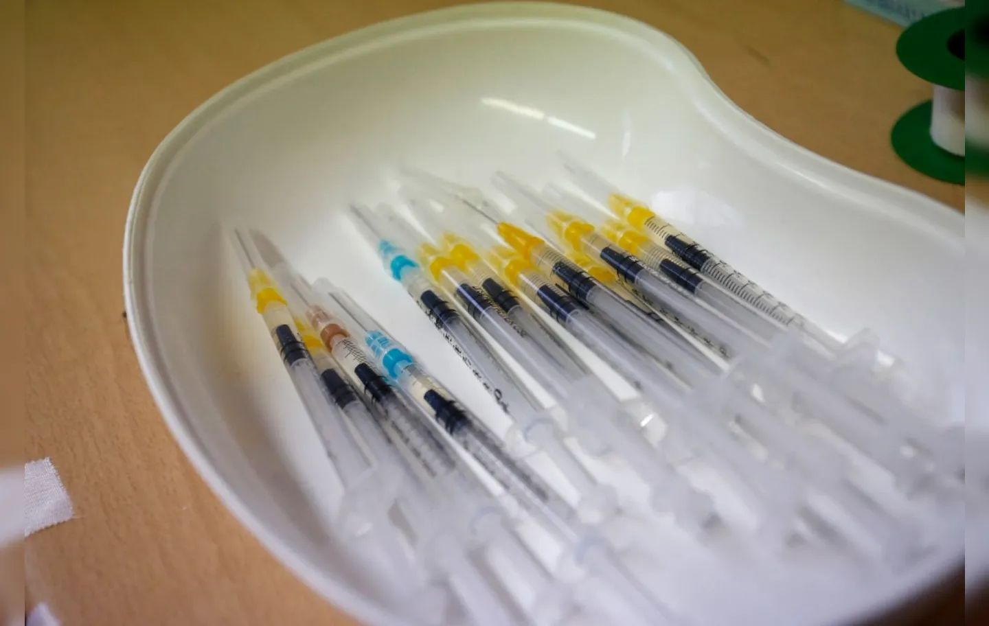 A empresa vai realizar testes para avaliar a eficácia da vacina atual, desenvolvida com a BioNTech, contra a ômicron | Foto: AFP