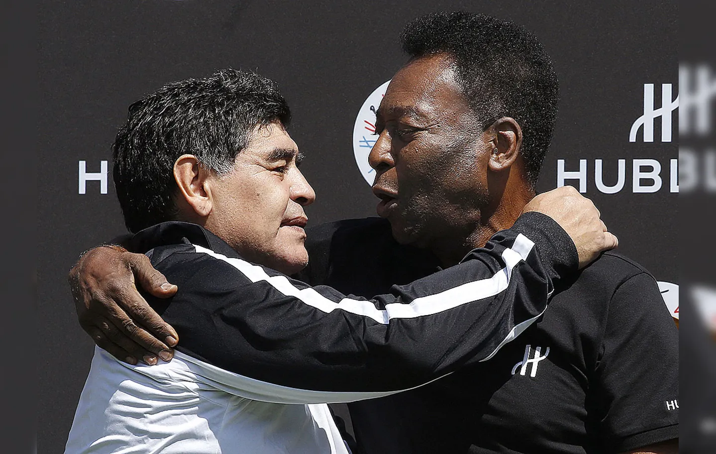 Pelé e Maradona tinham uma relação tensa em meio a disputas sobre quem foi o melhor jogador de futebol da história | Foto: Patrick Kovarik | AFP