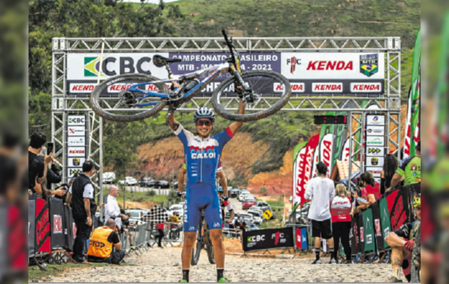 Ulan Galinski exibe bicicleta com a qual foi campeão brasileiro na categoria maratona. O título foi conquistado no último domingo | Foto: Felipe Almeida | Arquivo pessoal