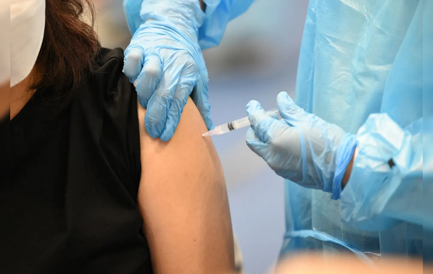 A Moderna já está trabalhando em uma vacina específica contra a ômicron | Foto: Ted ALJIBE | AFP