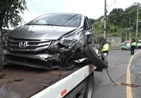 Batida entre dois carros deixa dois feridos na Estrada Velha de Periperi