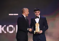 Pedri leva prêmio de melhor jogador sub-21 da Bola de Ouro