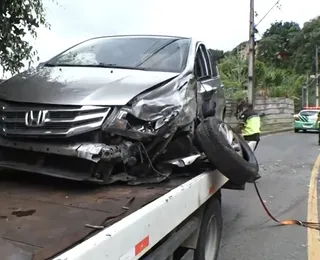 Batida entre dois carros deixa dois feridos na Estrada Velha de Periperi