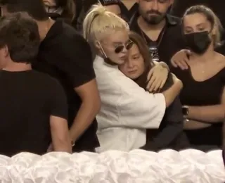 Maiara e Maraísa chegam para despedida de Marília Mendonça
