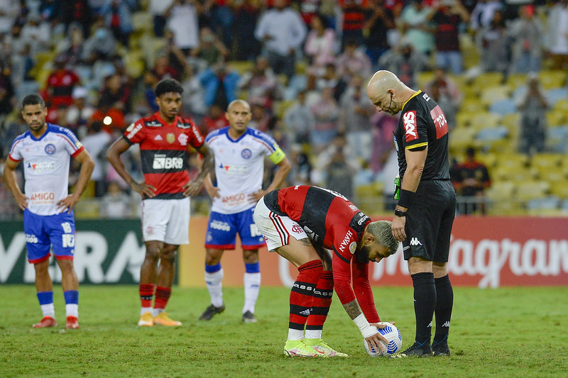 Bahia é derrotado pelo Flamengo em jogo marcado por arbitragem