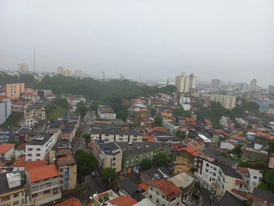 Chuva forte atinge a cidade desde a madrugada | Foto: Thaís Seixas | Ag. A TARDE